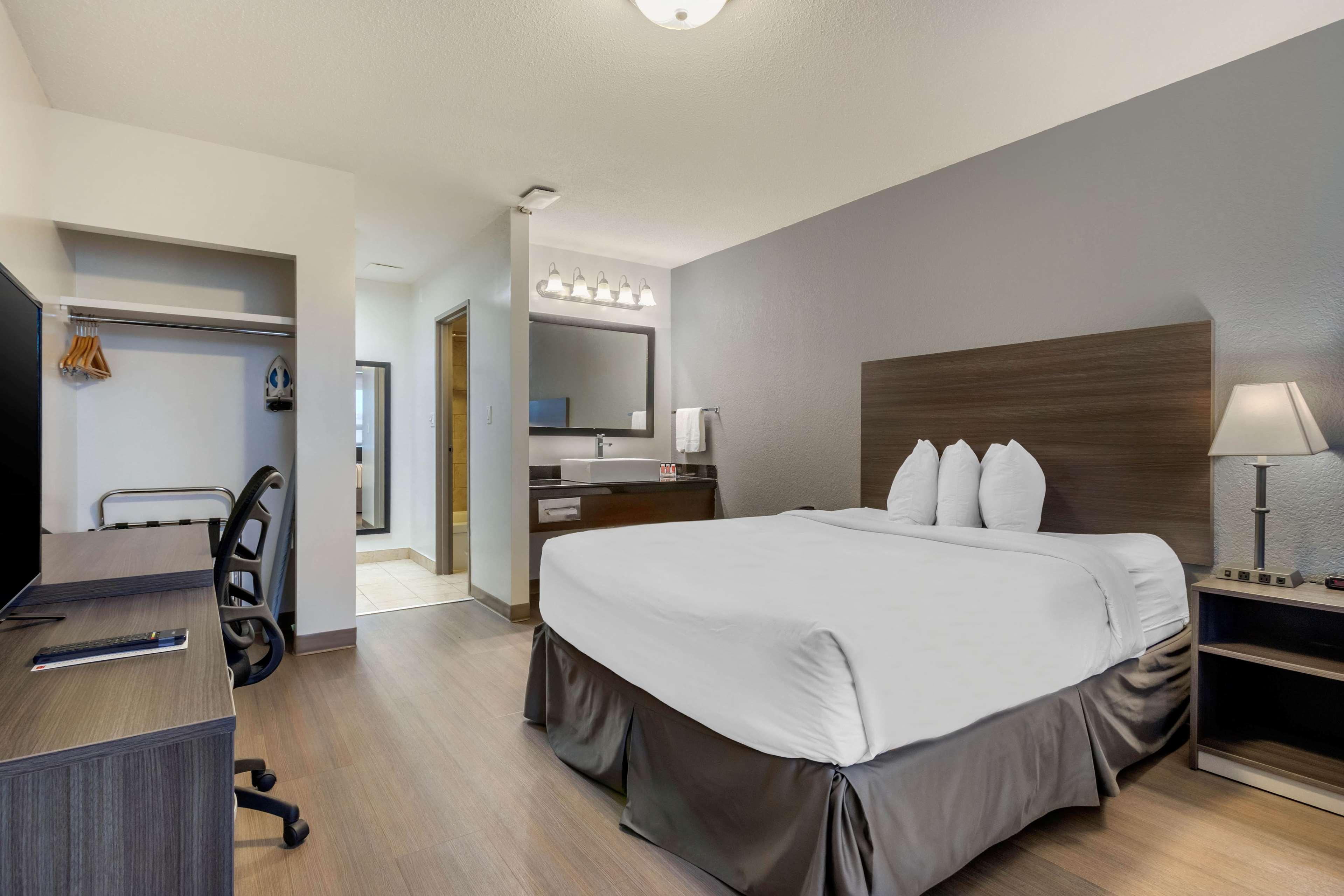 Super 8 By Wyndham Macleod Trail Calgary Hotel Екстериор снимка