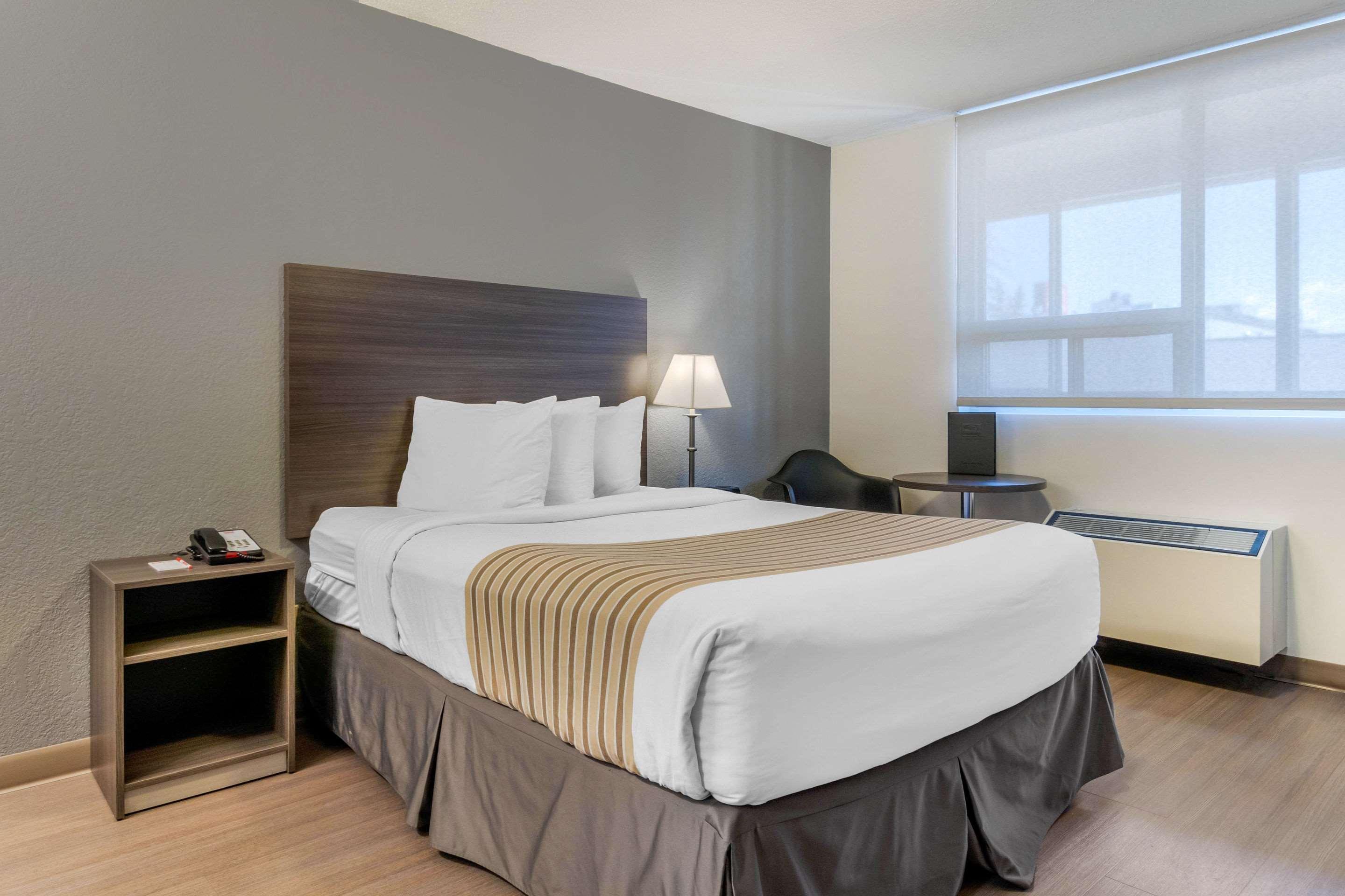 Super 8 By Wyndham Macleod Trail Calgary Hotel Екстериор снимка