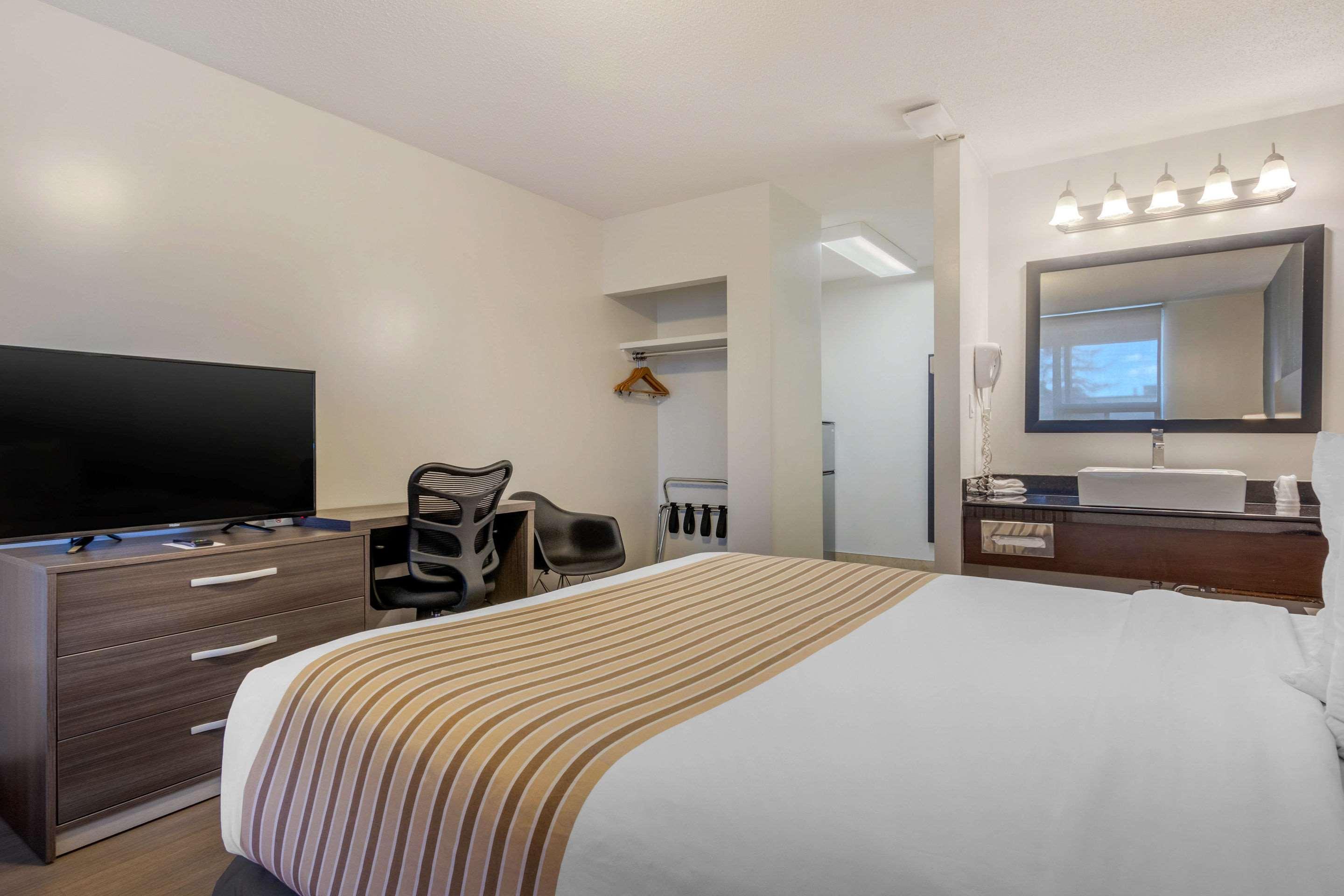 Super 8 By Wyndham Macleod Trail Calgary Hotel Екстериор снимка