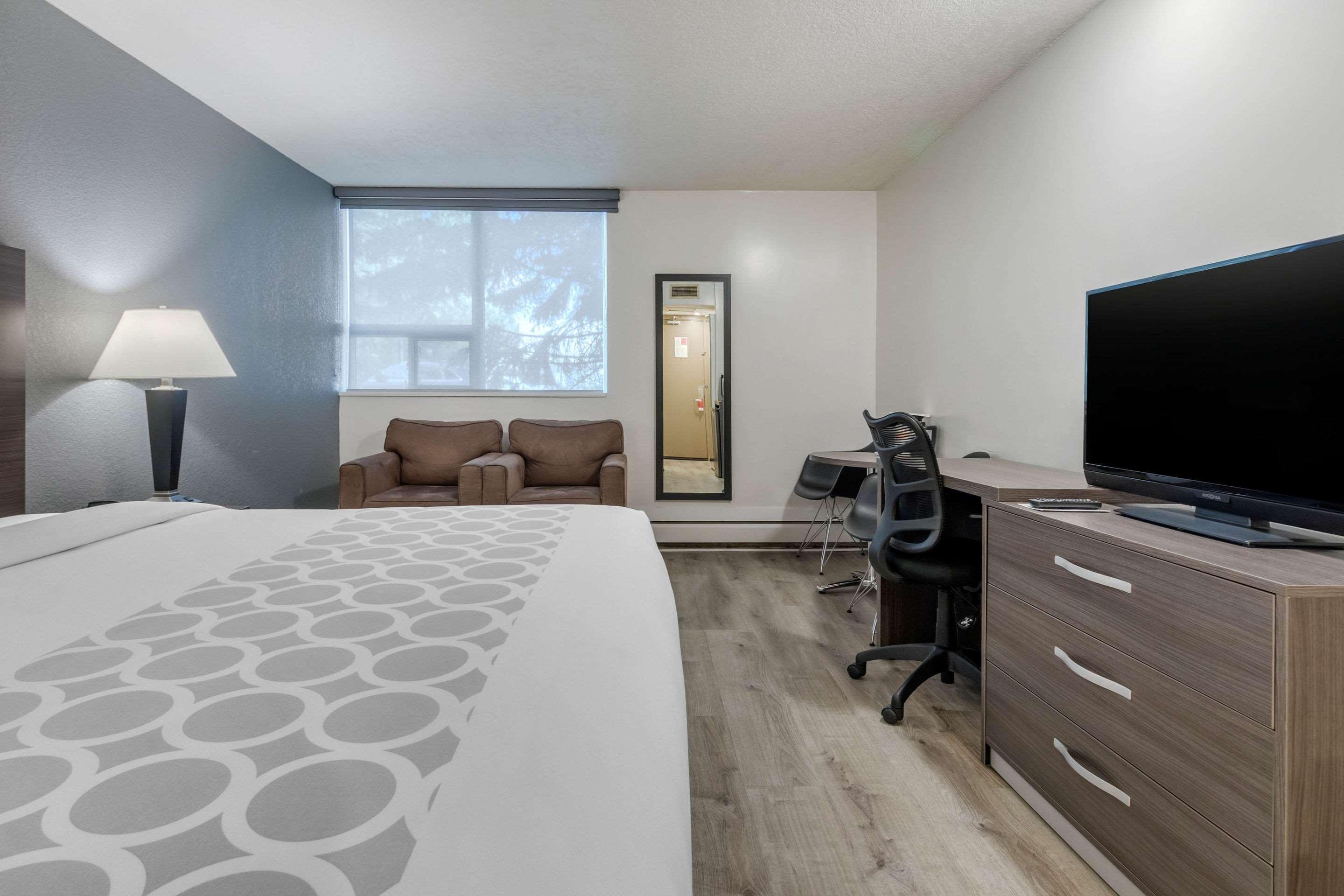 Super 8 By Wyndham Macleod Trail Calgary Hotel Екстериор снимка